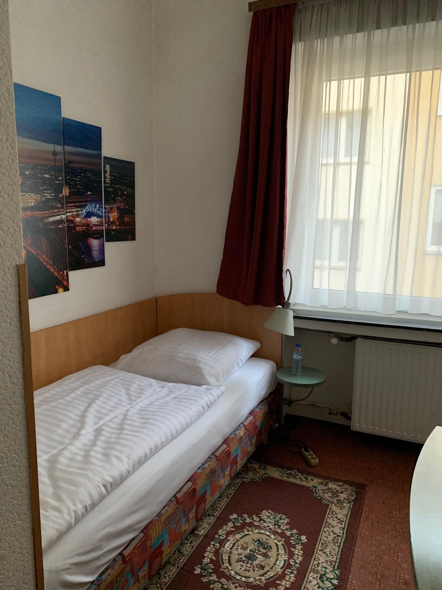 Hotel Berg Кельн Екстер'єр фото